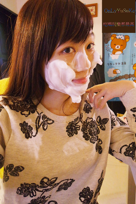 【日本淨白美人沖繩海泥潔顏乳】超多位置可以塗抹清潔的濃密泡沫潔顏