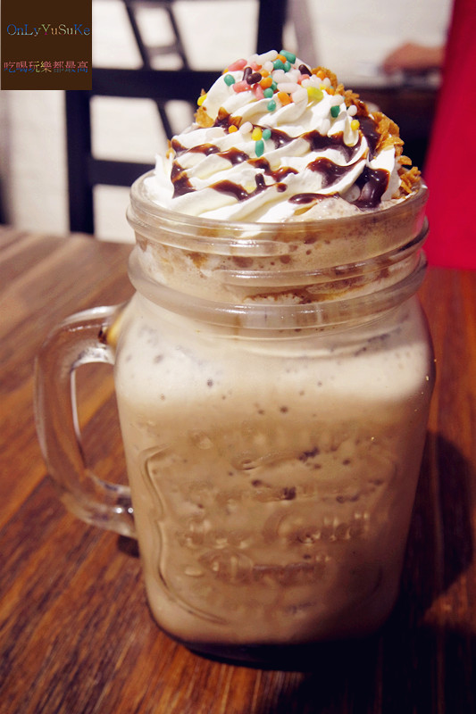 FoOd台北【藍白小鎮天母店】超多甜點選擇,鹹食也好好吃,咖啡館也有冰淇淋