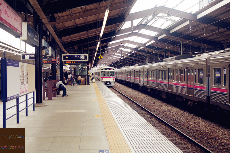 國外旅遊-搭乘京王電鐵前往【東京三麗鷗彩虹樂園】是快速又方便的交通方式