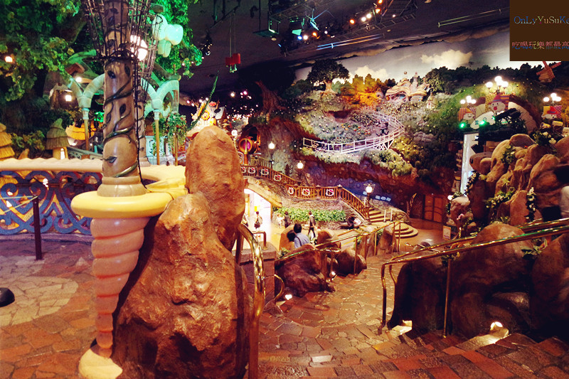 國外旅遊-【東京三麗鷗彩虹樂園】讓大人也玩到走不出來,蛋黃哥大機台互動實在好有趣