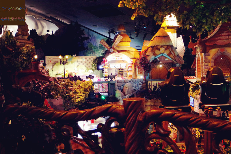 國外旅遊-【東京三麗鷗彩虹樂園】讓大人也玩到走不出來,蛋黃哥大機台互動實在好有趣