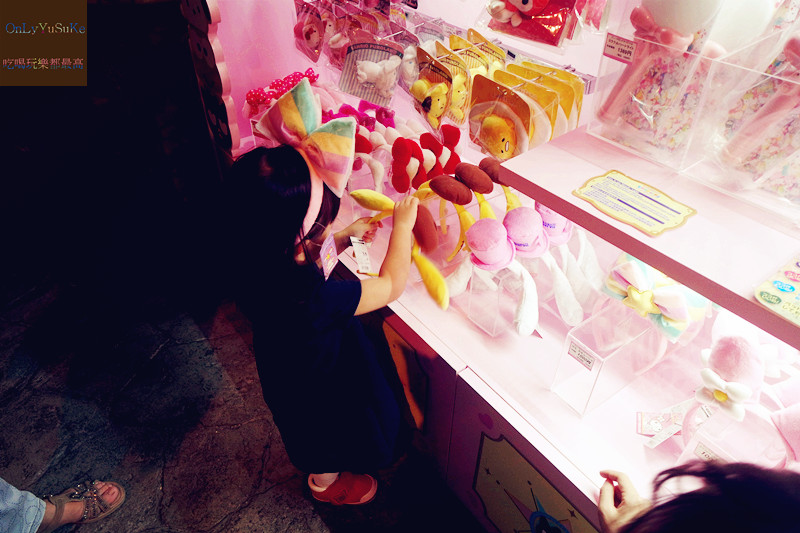 國外旅遊-【東京三麗鷗彩虹樂園】讓大人也玩到走不出來,蛋黃哥大機台互動實在好有趣