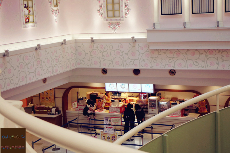 國外旅遊-【東京三麗鷗彩虹樂園】讓大人也玩到走不出來,蛋黃哥大機台互動實在好有趣