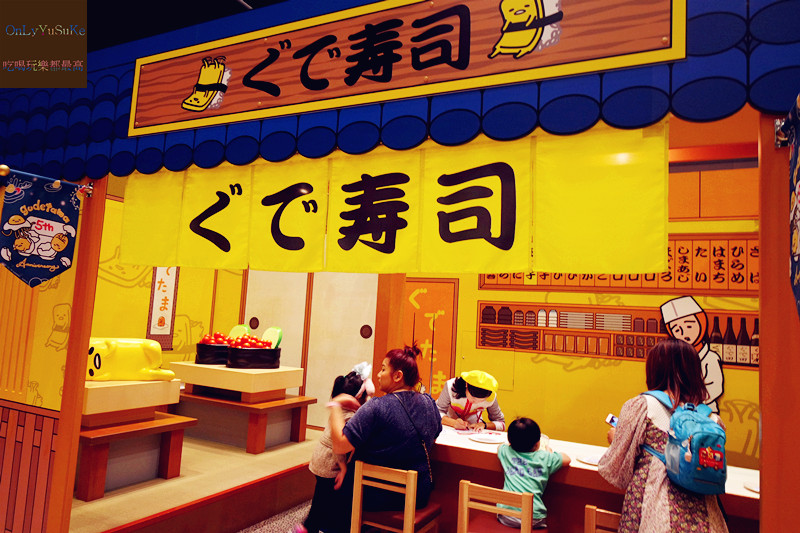 國外旅遊-【東京三麗鷗彩虹樂園】讓大人也玩到走不出來,蛋黃哥大機台互動實在好有趣