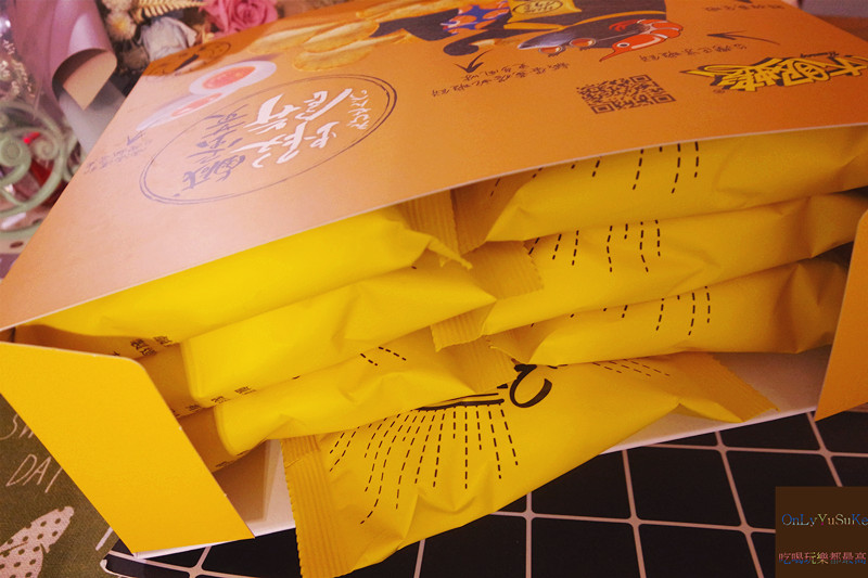 FoOd宅配美食【大眼蝦鹹蛋黃蝦餅】口口酥脆讓我停不下手的鹹蛋黃蝦餅,禮盒,零食