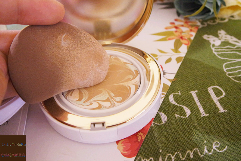 美妝分享【AGE20' s 瓷透肌聚焦爆水粉餅】韓國最新爆水精華液粉餅,修飾膚色再加遮瑕光澤一次給你