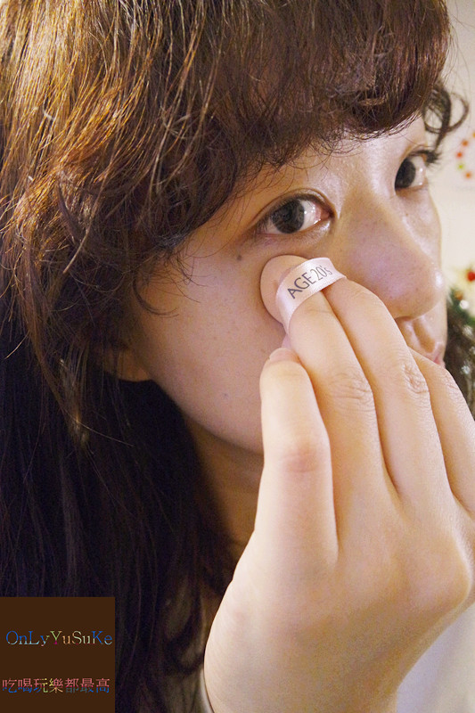 美妝分享【AGE20' s 瓷透肌聚焦爆水粉餅】韓國最新爆水精華液粉餅,修飾膚色再加遮瑕光澤一次給你