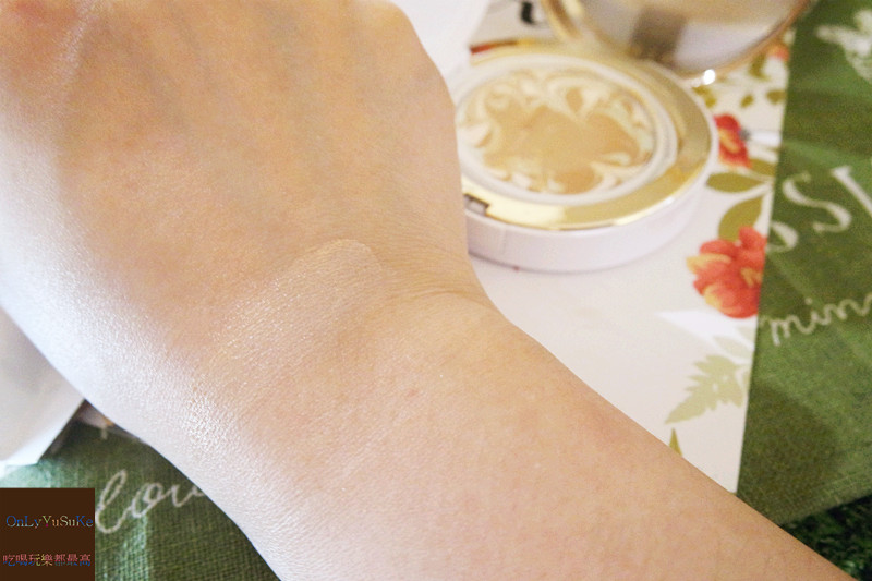 美妝分享【AGE20' s 瓷透肌聚焦爆水粉餅】韓國最新爆水精華液粉餅,修飾膚色再加遮瑕光澤一次給你