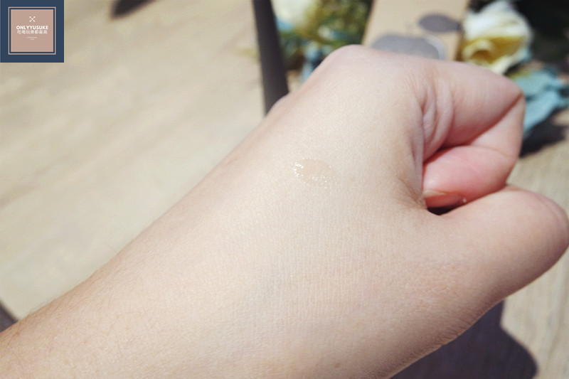 睫毛精華液質地很滋潤