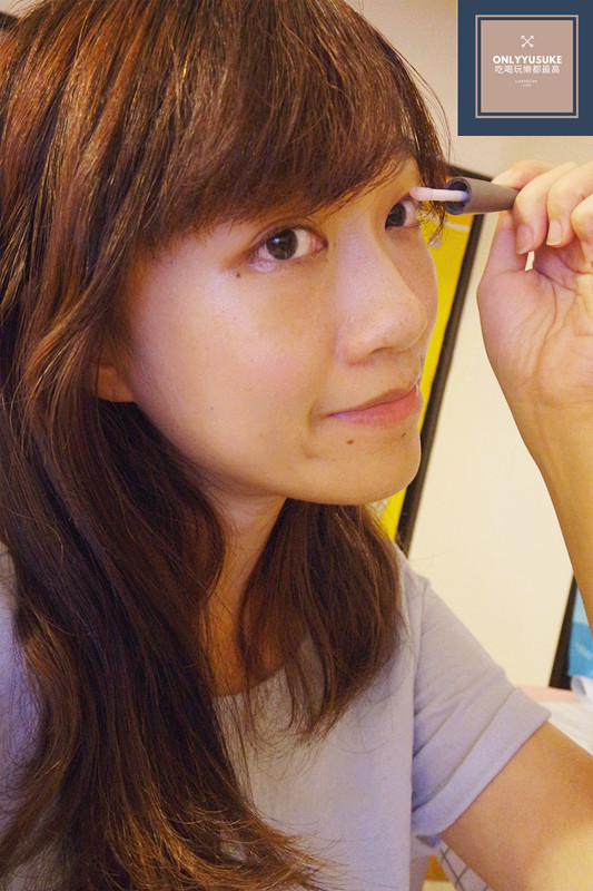 上妝也能使用！我會把絕世翹麗用在眼部彩妝前先當作打底液