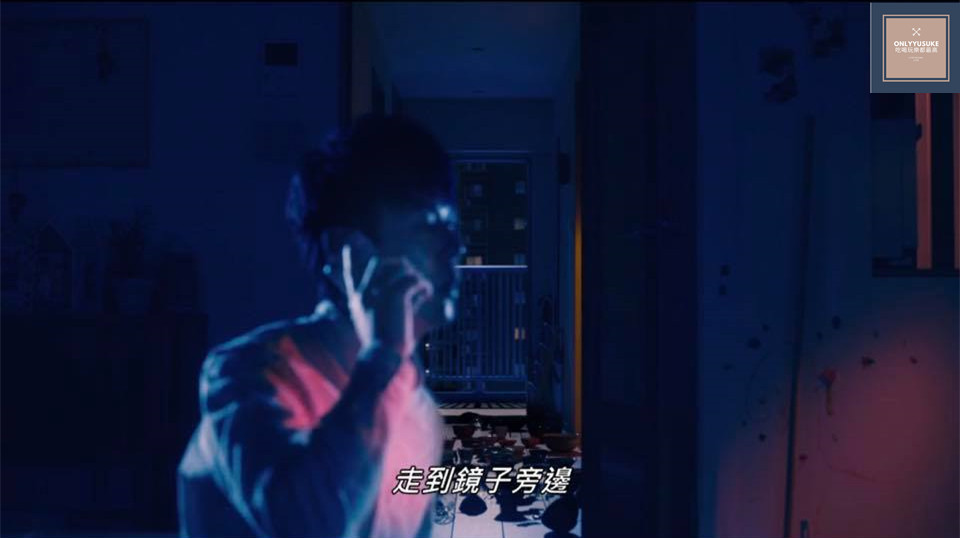 走到鏡子旁邊，其實這時候秀樹電話越聽越覺得不對勁，但來不急了