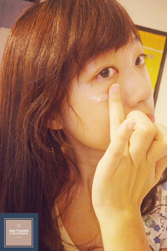 慢慢眼角周邊都抹過去,至太陽穴位置