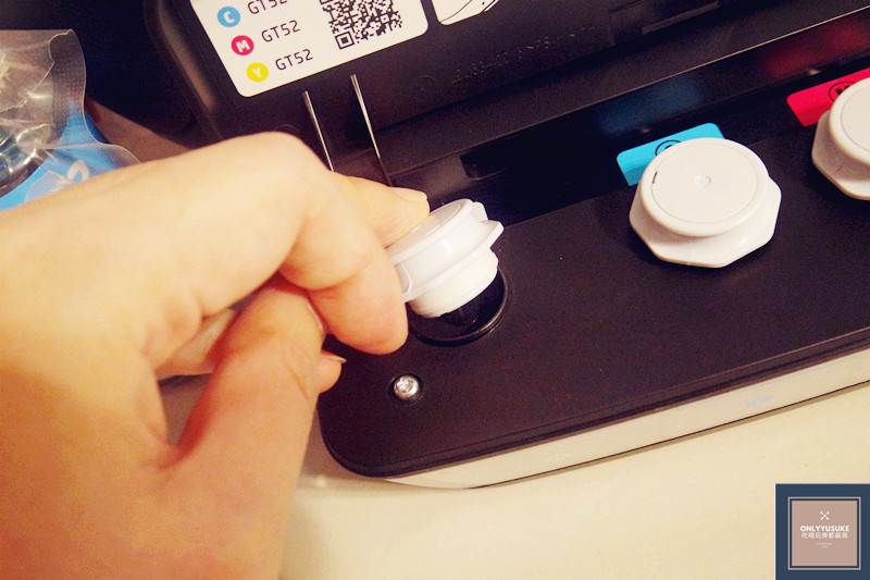 墨水盒的墨水填充盒蓋往上提拉打開