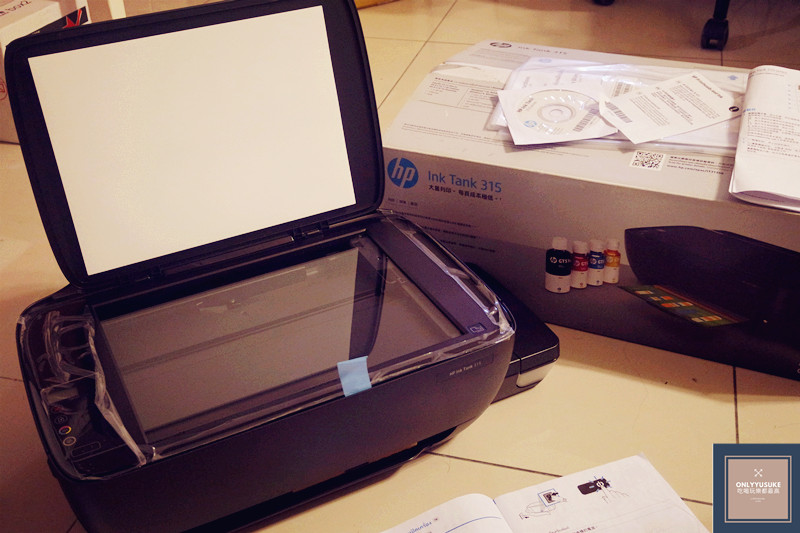 將主機身上的膠帶取下