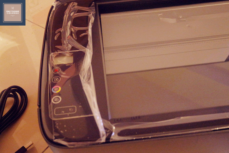 旁邊LCD螢幕的膠膜也要撕下來