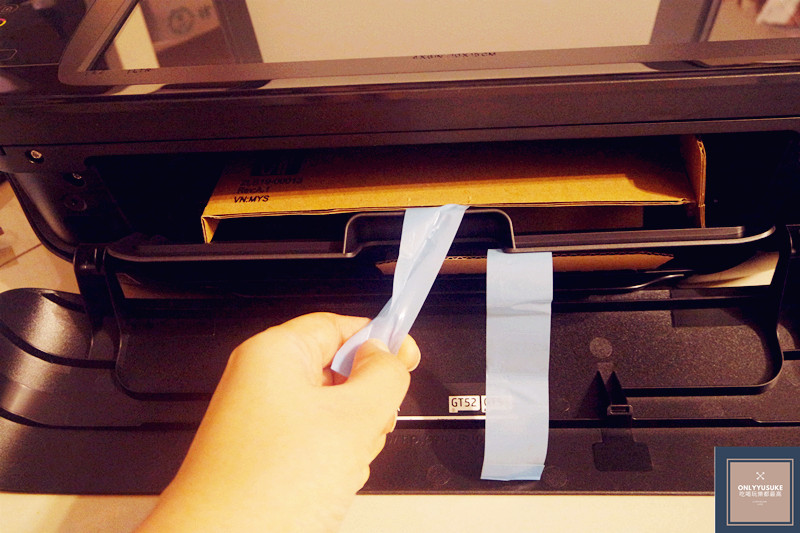 邊用另隻手拉著紙板會更容易抽出紙板