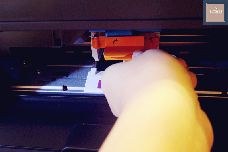 順著箭頭方向往右側順時鐘方向轉