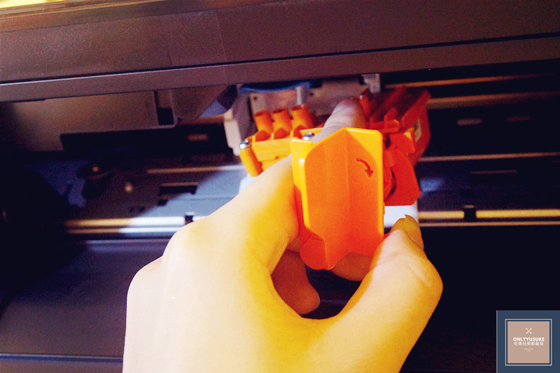 取出橙色塑膠把手