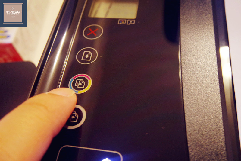 按下彩色影印圖示鍵來完成列印頭校正