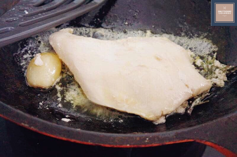 將雞胸肉煎至微金黃色即可起鍋