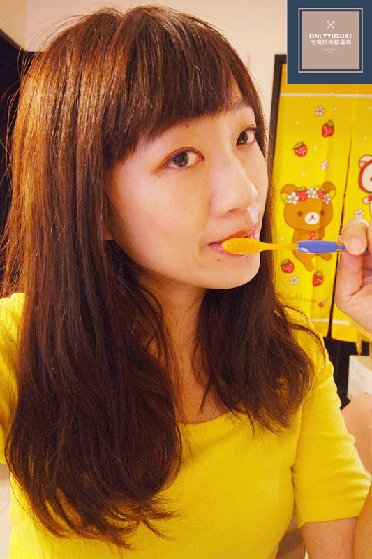 將牙膏擠出適量擠在牙刷表面上