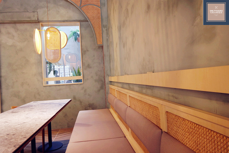 很舒適的長沙發座椅區,可以好好享受美味餐點