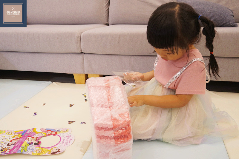 超興奮的妍自己打開包裝