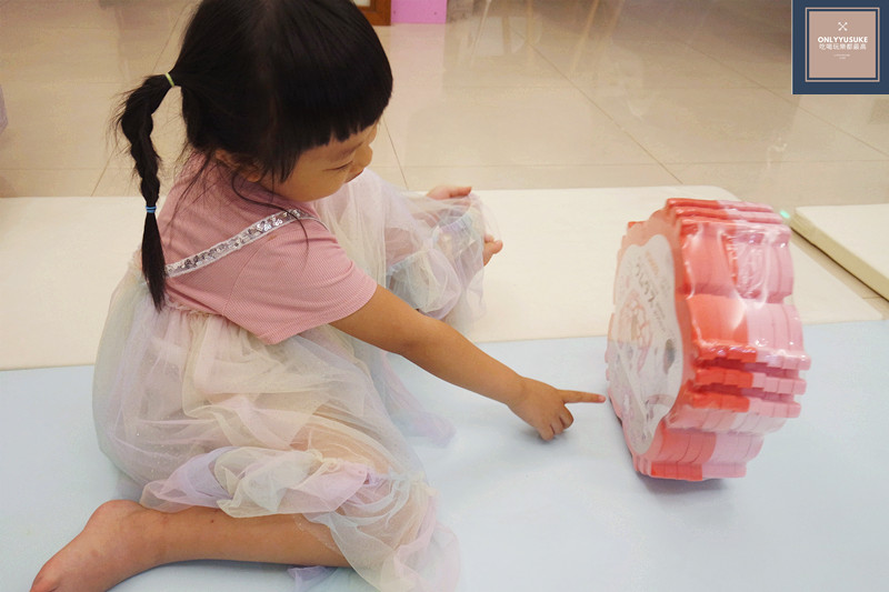 看到TAMUTAS 花朵包裝上的示意圖，非常興奮指著有一個小朋友在裡面。