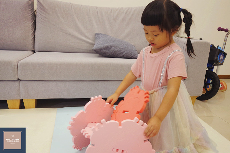 花朵積木的色系非常粉嫩