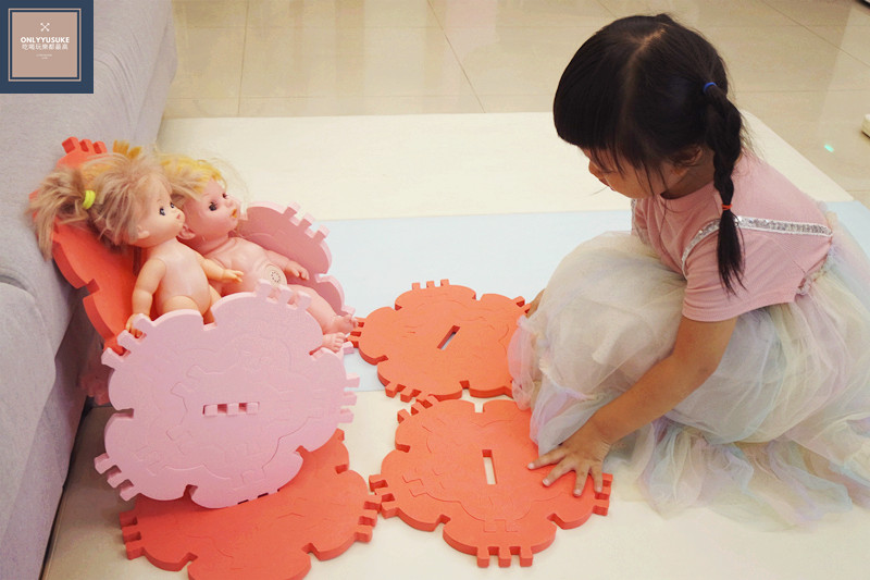 多餘的積木還能拿來當地墊