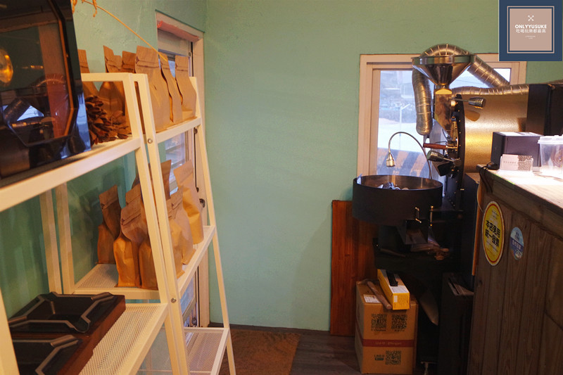 國內旅遊【啾啾咖啡】超美海景咖啡,景觀餐廳推薦,超美外木山咖啡廳越夜越美,陰天也有另種嚴峻美,原外木山喝咖啡