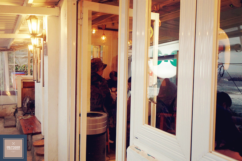 國內旅遊【啾啾咖啡】超美海景咖啡,景觀餐廳推薦,超美外木山咖啡廳越夜越美,陰天也有另種嚴峻美,原外木山喝咖啡