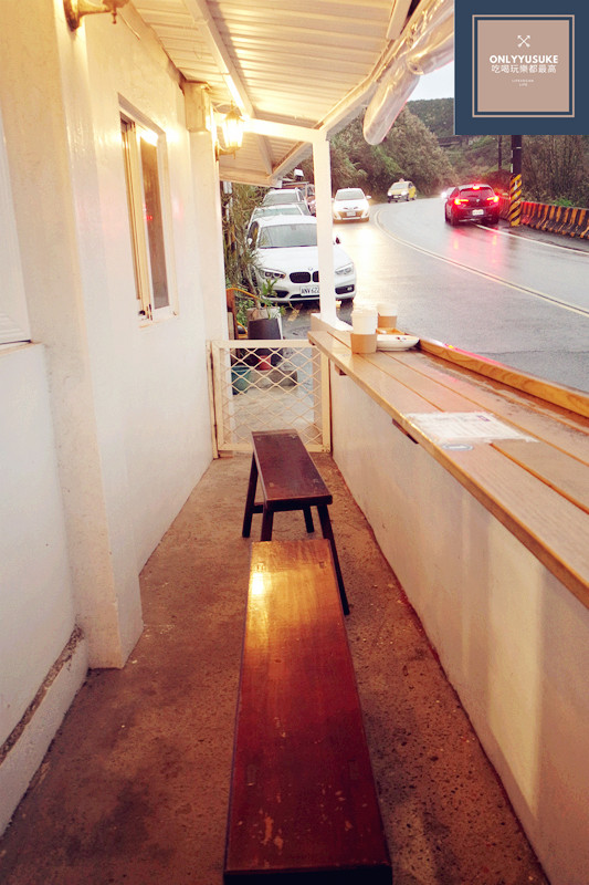 國內旅遊【啾啾咖啡】超美海景咖啡,景觀餐廳推薦,超美外木山咖啡廳越夜越美,陰天也有另種嚴峻美,原外木山喝咖啡