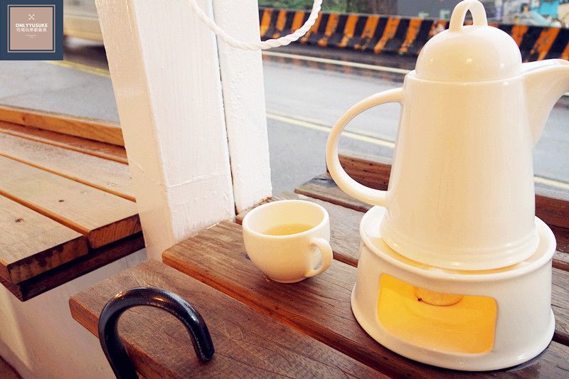 國內旅遊【啾啾咖啡】超美海景咖啡,景觀餐廳推薦,超美外木山咖啡廳越夜越美,陰天也有另種嚴峻美,原外木山喝咖啡