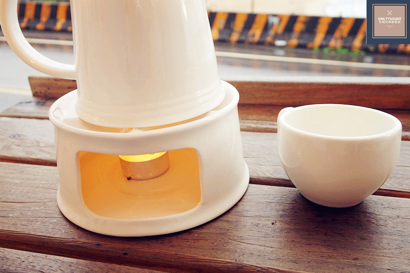 國內旅遊【啾啾咖啡】超美海景咖啡,景觀餐廳推薦,超美外木山咖啡廳越夜越美,陰天也有另種嚴峻美,原外木山喝咖啡