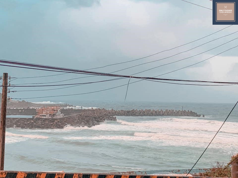 國內旅遊【啾啾咖啡】超美海景咖啡,景觀餐廳推薦,超美外木山咖啡廳越夜越美,陰天也有另種嚴峻美,原外木山喝咖啡