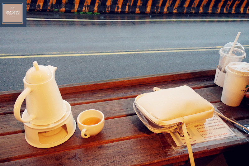 國內旅遊【啾啾咖啡】超美海景咖啡,景觀餐廳推薦,超美外木山咖啡廳越夜越美,陰天也有另種嚴峻美,原外木山喝咖啡