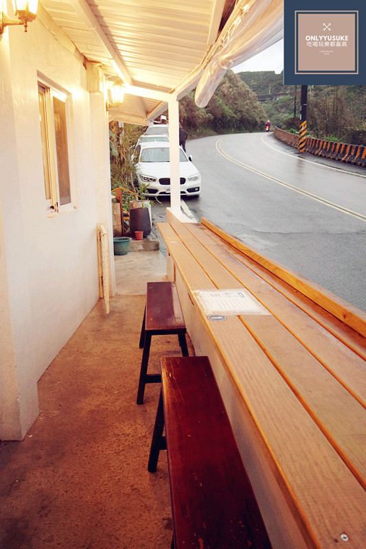 國內旅遊【啾啾咖啡】超美海景咖啡,景觀餐廳推薦,超美外木山咖啡廳越夜越美,陰天也有另種嚴峻美,原外木山喝咖啡