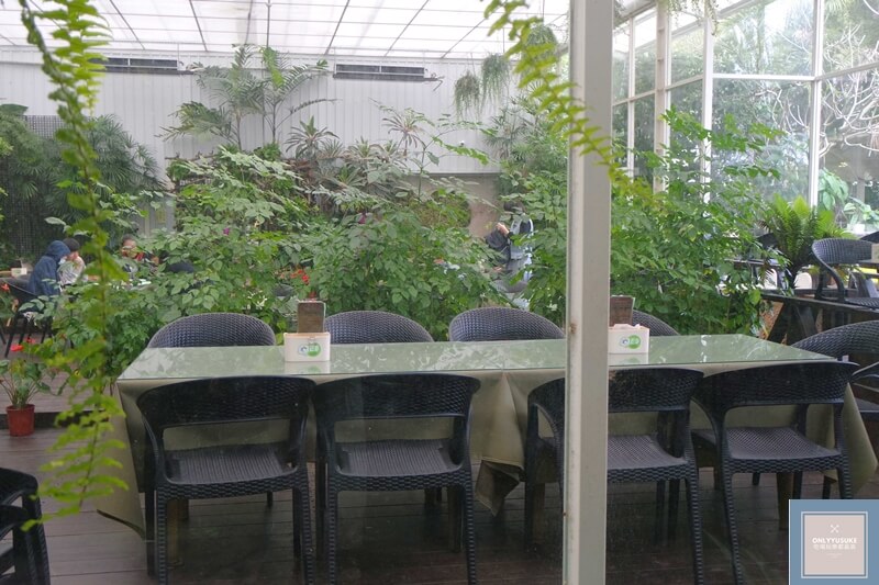 花露農場餐廳有溫室風的落地玻璃窗