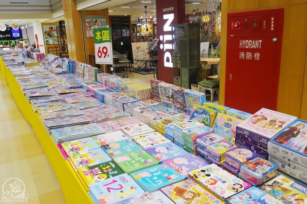除了書籍還有許多玩具和遊戲可以選擇