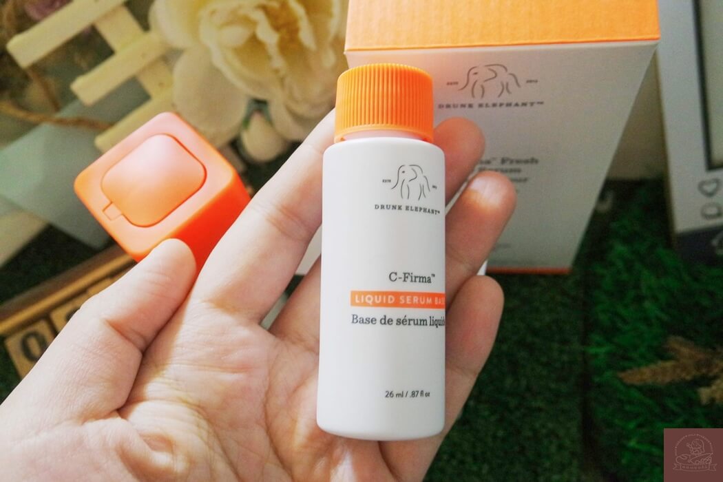 先拿出來的是含精華液的瓶身