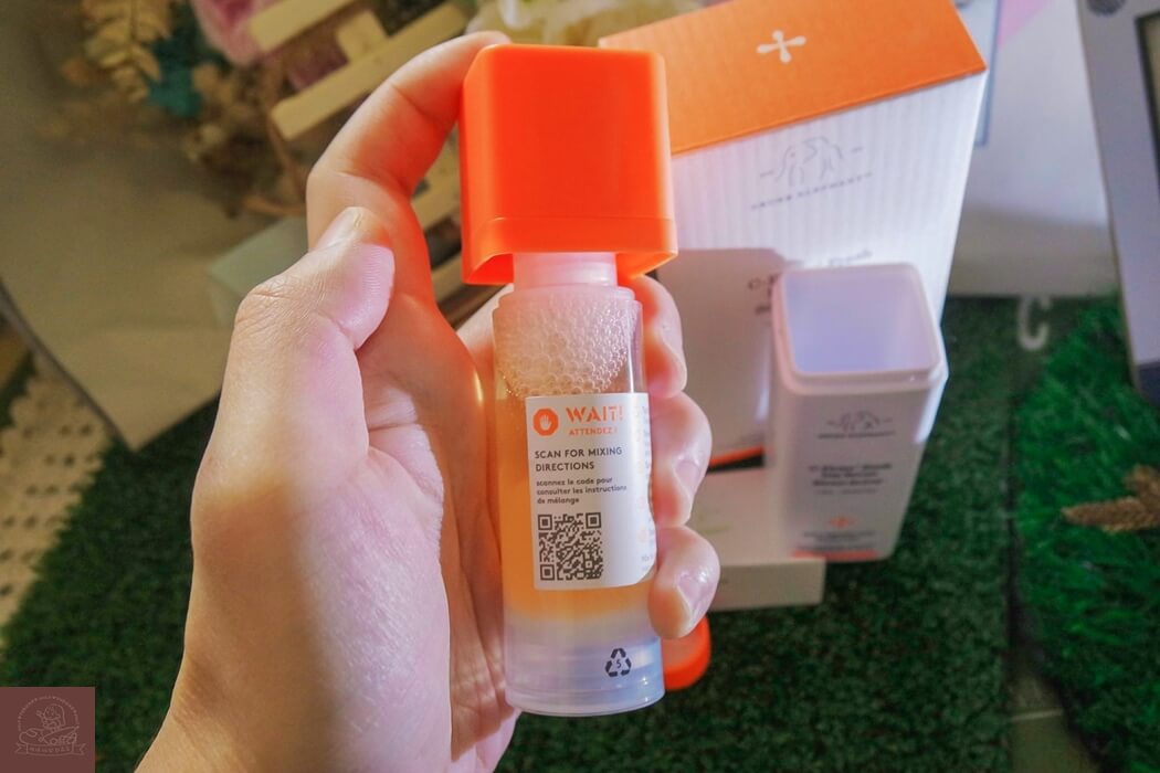 將壓頭裝回含有精華液的瓶身並將壓頭轉緊