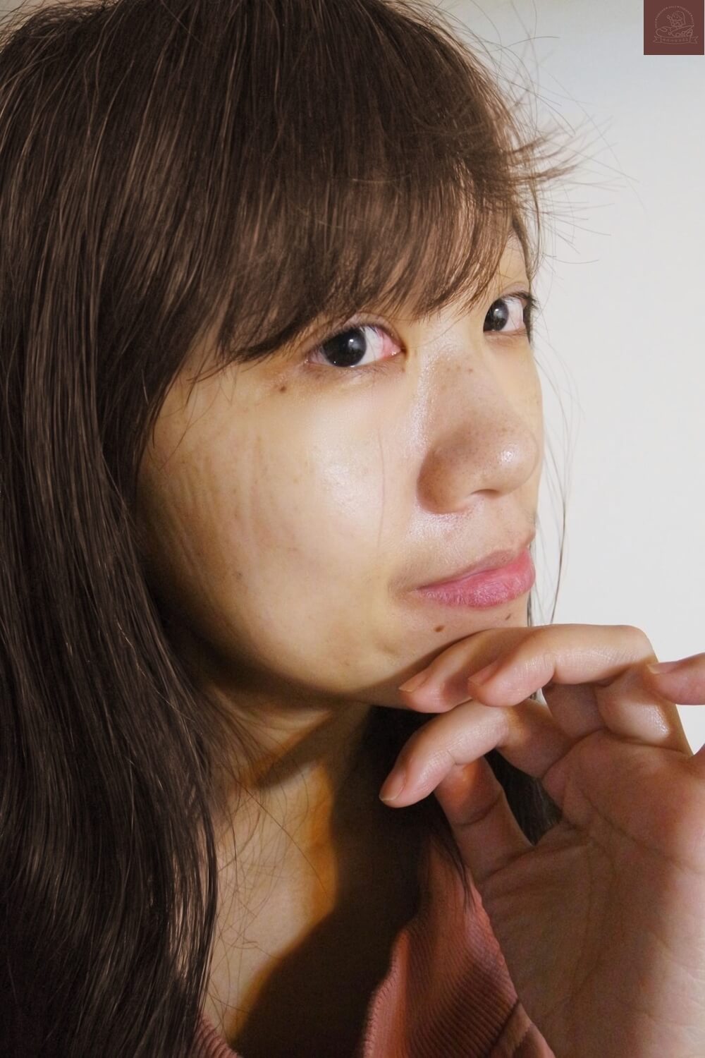 眼霜用輕輕拍打方式拍打眼周和眼部的下方位置